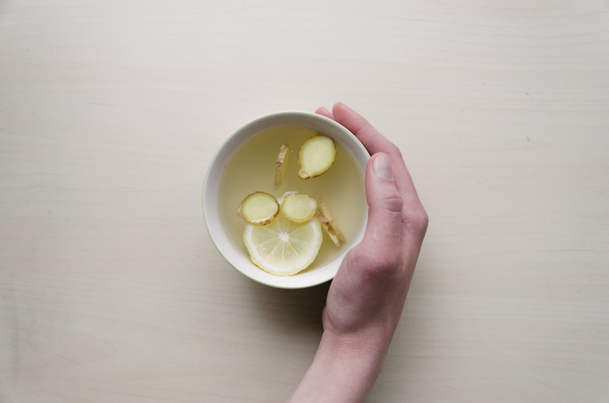 Té de cúrcuma y pimienta negra dorado